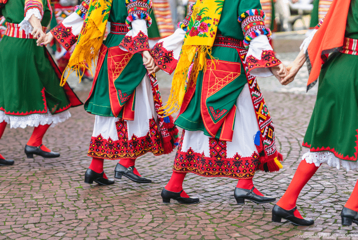 danse-bulgare-costume-traditionnel-rouge